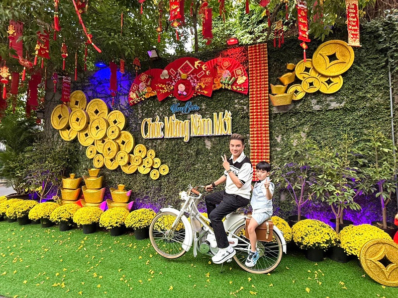 Đàm Vĩnh Hưng vừa chia sẻ loạt ảnh biệt thự của anh được trang trí ngập tràn sắc xuân để đón Tết Nguyên đán 2025. Ảnh: FB Đàm Vĩnh Hưng.