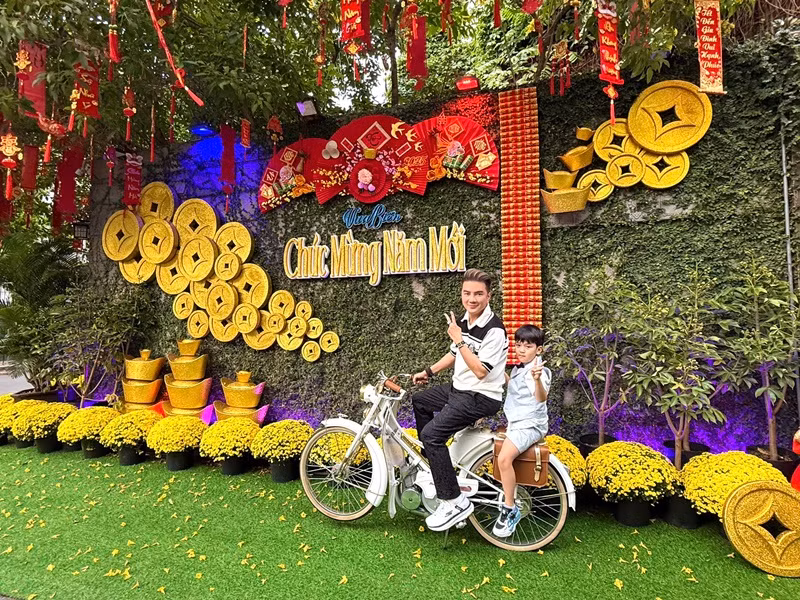 Đàm Vĩnh Hưng vừa chia sẻ loạt ảnh biệt thự của anh được trang trí ngập tràn sắc xuân để đón Tết Nguyên đán 2025. Ảnh: FB Đàm Vĩnh Hưng.