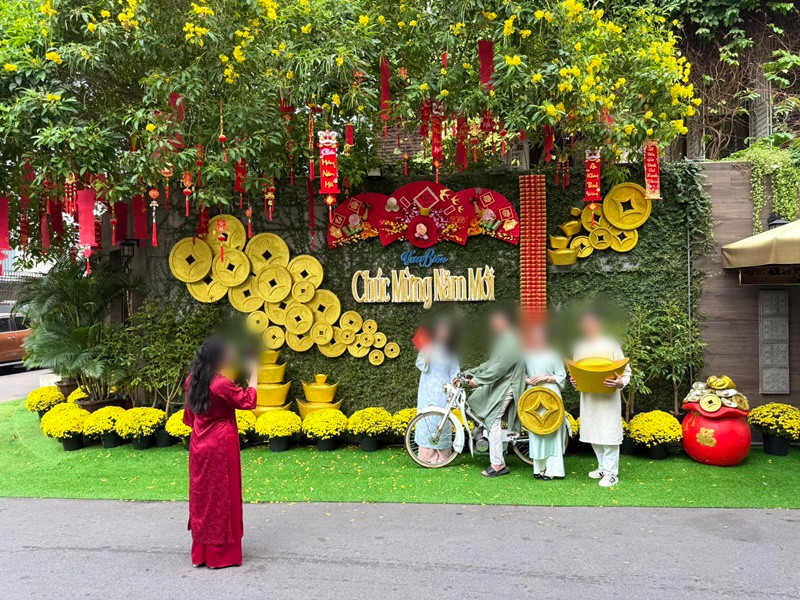 "Đã xong phần ngoài vườn! Mai sẽ xong phần trong nhà. Vừa mới kết thúc phần trang trí bên ngoài nhà là có 1 nhóm nam thanh nữ tú tấp vô ngỏ lời muốn chụp hình với tiểu cảnh này. Các bé này là khách chụp "mở hàng" đó. Mọi người cứ vui vẻ thoải mái ghé chụp nhé! Có sẵn xe, thỏi vàng và đồng tiền vàng cho mọi người cầm lên làm đạo cụ tạo dáng luôn", Mr Đàm cho biết. Ảnh: FB Đàm Vĩnh Hưng.