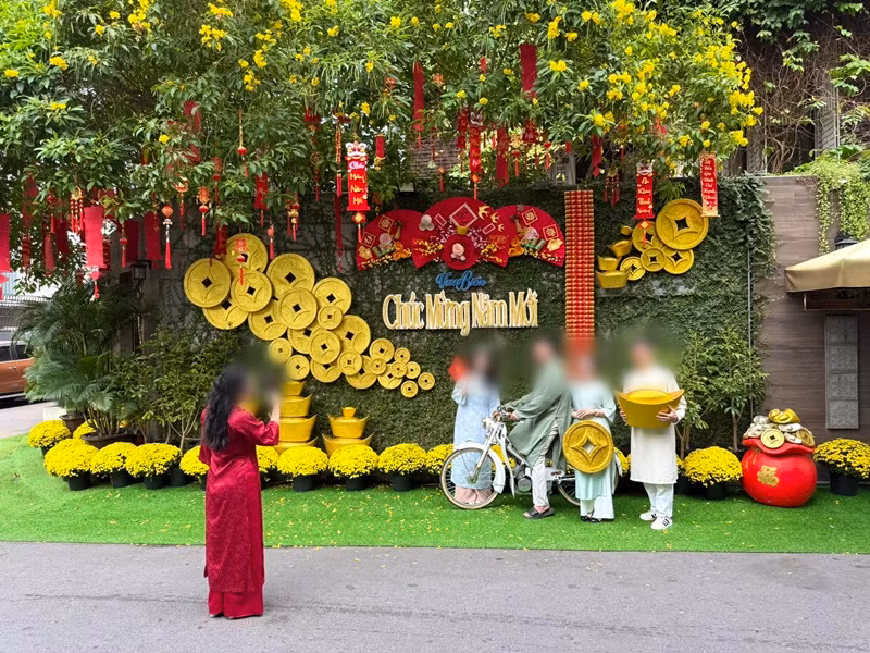 "Đã xong phần ngoài vườn! Mai sẽ xong phần trong nhà. Vừa mới kết thúc phần trang trí bên ngoài nhà là có 1 nhóm nam thanh nữ tú tấp vô ngỏ lời muốn chụp hình với tiểu cảnh này. Các bé này là khách chụp "mở hàng" đó. Mọi người cứ vui vẻ thoải mái ghé chụp nhé! Có sẵn xe, thỏi vàng và đồng tiền vàng cho mọi người cầm lên làm đạo cụ tạo dáng luôn", Mr Đàm cho biết. Ảnh: FB Đàm Vĩnh Hưng.