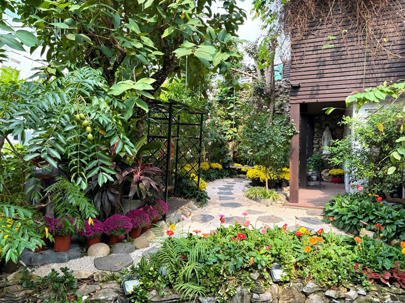 Trong biệt thự, Đàm Vĩnh Hưng trồng rất nhiều hoa đến đón năm mới. Ảnh: FB Đàm Vĩnh Hưng.