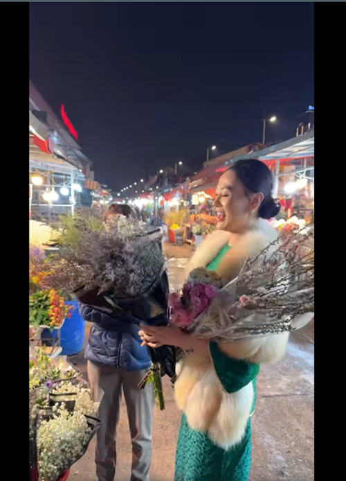 Phương Oanh đi mua hoa, phụ kiện trang trí nhà đón Tết. Ảnh: FB Phương Oanh.