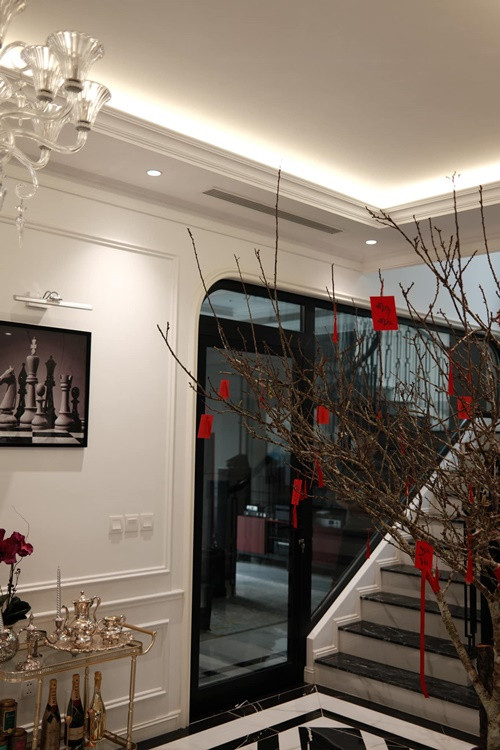 Huyền My mua đào, hoa cúc để trang hoàng nhà cửa. Ảnh: FB Huyền My.