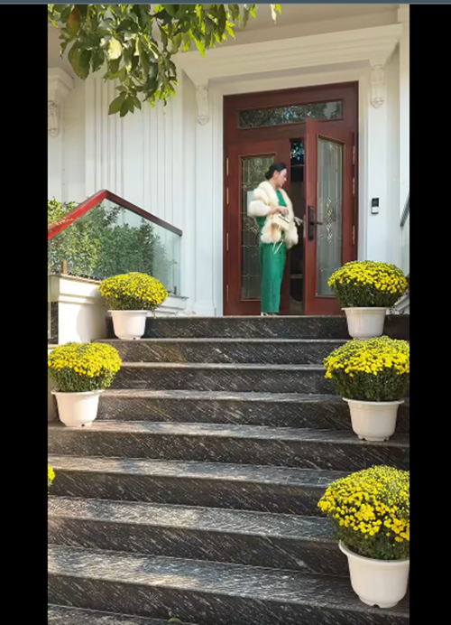 Vợ chồng Phương Oanh - Shark Bình cũng bắt đầu trang hoàng biệt thự. Ảnh: FB Phương Oanh.