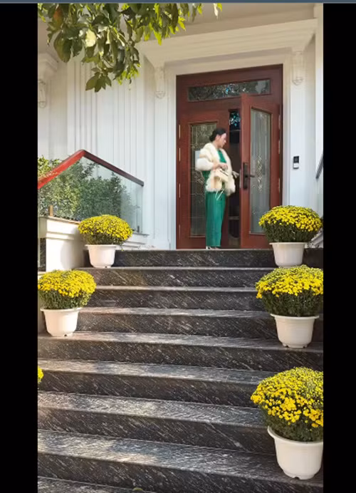 Vợ chồng Phương Oanh - Shark Bình cũng bắt đầu trang hoàng biệt thự. Ảnh: FB Phương Oanh.