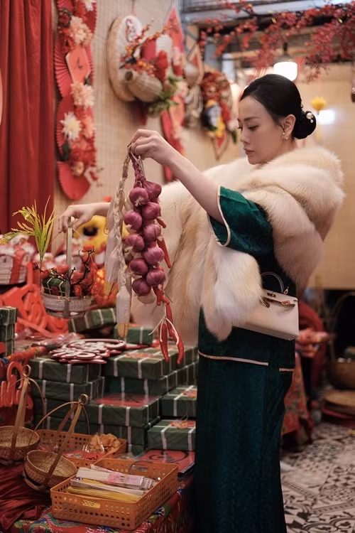 Xuống phố sắm Tết, nữ diễn viên diện áo dài, sử dụng túi hiệu. Ảnh: FB Phương Oanh.