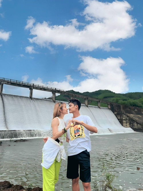 Tình cảm của vợ chồng Mạc Văn Khoa vẫn ngọt ngào dù gắn bó được 10 năm.