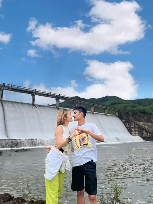 Tình cảm của vợ chồng Mạc Văn Khoa vẫn ngọt ngào dù gắn bó được 10 năm.