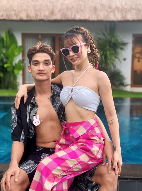 Trong những ngày đầu đi hẹn hò, Mạc Văn Khoa phải mượn xe của người nhà, xe hết xăng nhưng không có một đồng trong người. Còn Thảo Vy, vì lớn hơn Mạc Văn Khoa 3 tuổi nên bị mẹ của người yêu phản đối chuyện hẹn hò.