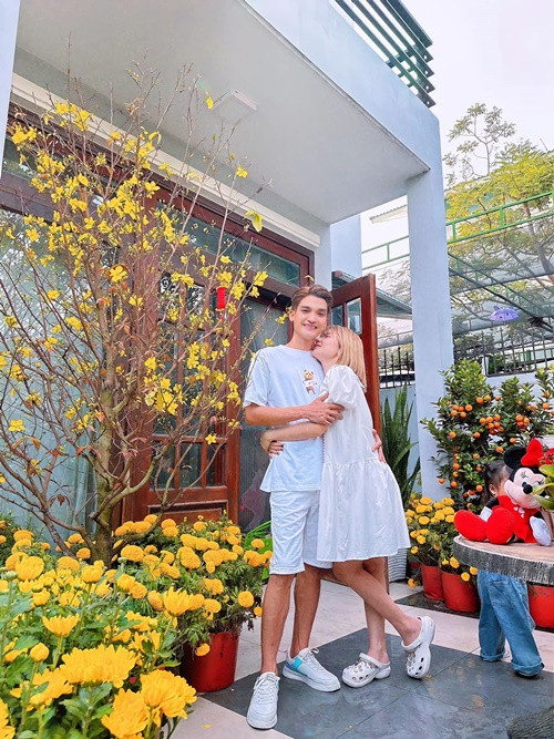 Thảo Vy và Mạc Văn Khoa dành cho nhau nhiều cử chỉ tình tứ.