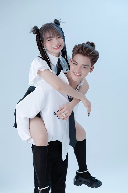 Ở hậu trường Cười xuyên Việt 2015, Thảo Vy xin chụp ảnh cùng Mạc Văn Khoa. Lúc đó, Mạc Văn Khoa là thí sinh, phải vất vả mưu sinh.