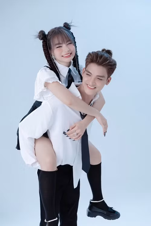 Ở hậu trường Cười xuyên Việt 2015, Thảo Vy xin chụp ảnh cùng Mạc Văn Khoa. Lúc đó, Mạc Văn Khoa là thí sinh, phải vất vả mưu sinh.