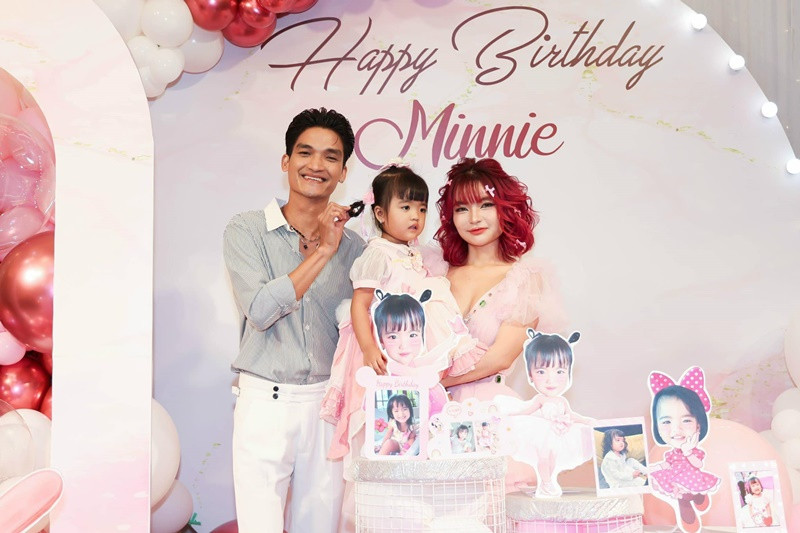 Con gái của Mạc Văn Khoa chào đời sớm trước 1 tháng so với dự kiến nên khi đó nhóc tỳ chỉ nặng 1,9 kg và phải nằm trong lồng kính 3 ngày. Càng lớn, cô nhóc càng xinh xắn, đáng yêu và bụ bẫm.