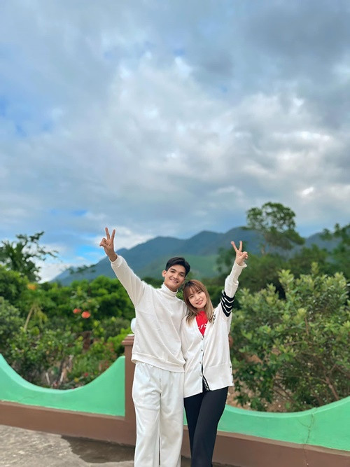 Nam diễn viên hài thường xuyên đi du lịch cùng vợ hơn tuổi.