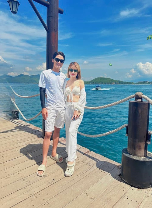 Vợ Mạc Văn Khoa ngày càng trẻ trung, gợi cảm.