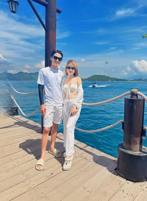 Vợ Mạc Văn Khoa ngày càng trẻ trung, gợi cảm.