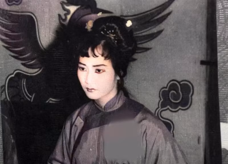 Có bố là nghệ sĩ Tiêu Lang, mẹ là nghệ sĩ cải lương Kim Xuân, Như Quỳnh bộc lộ năng khiếu nghệ thuật ngay từ nhỏ. Theo VTV, năm 15 tuổi, Như Quỳnh đã học cải lương tại trường Sân khấu Hà Nội (nay là trường Cao đẳng Nghệ thuật Hà Nội). Ảnh: VTV.