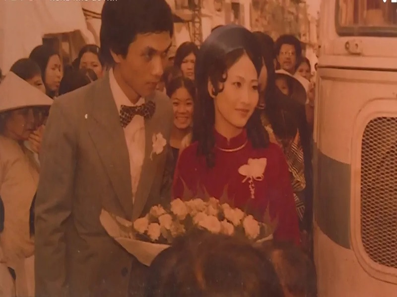 Như Quỳnh cho biết, nghệ sĩ nhiếp ảnh Nguyễn Hữu Bảo tâm lý, chiều vợ. “Về muộn, về sớm anh ấy cũng hỏi han như đã ăn cơm chưa, đi làm có mệt không rồi ăn uống ở đoàn có hợp khẩu vị không. Anh ấy chăm sóc như vậy nên tôi cũng yên tâm hơn. Cho đến bây giờ, chúng tôi vẫn cùng chung sở thích. Tôi và ông xã thường rủ nhau ra rạp xem phim khi có thời gian rảnh”, Người Đưa Tin dẫn lời nữ nghệ sĩ. Ảnh: VTV.