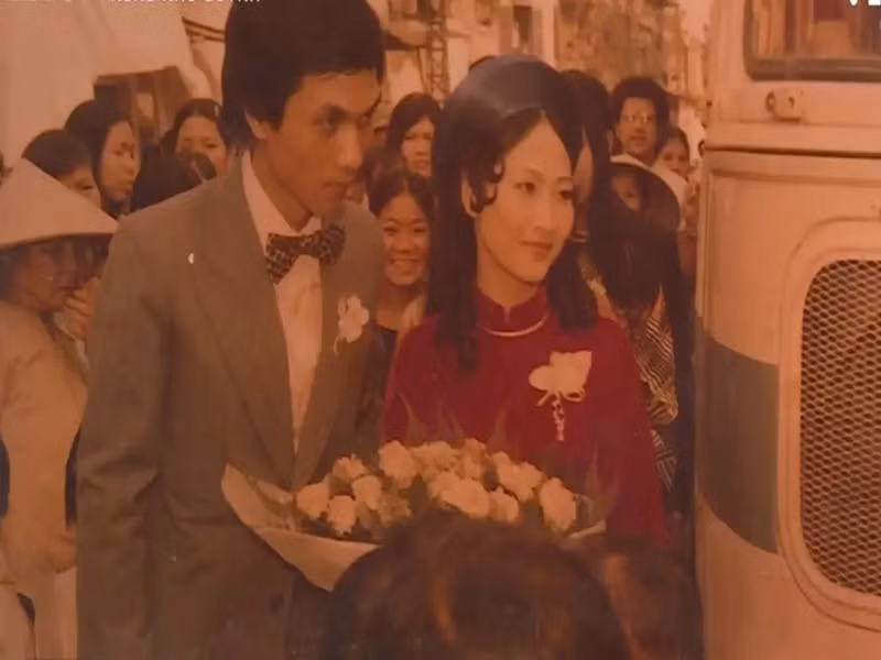 Như Quỳnh cho biết, nghệ sĩ nhiếp ảnh Nguyễn Hữu Bảo tâm lý, chiều vợ. “Về muộn, về sớm anh ấy cũng hỏi han như đã ăn cơm chưa, đi làm có mệt không rồi ăn uống ở đoàn có hợp khẩu vị không. Anh ấy chăm sóc như vậy nên tôi cũng yên tâm hơn. Cho đến bây giờ, chúng tôi vẫn cùng chung sở thích. Tôi và ông xã thường rủ nhau ra rạp xem phim khi có thời gian rảnh”, Người Đưa Tin dẫn lời nữ nghệ sĩ. Ảnh: VTV.