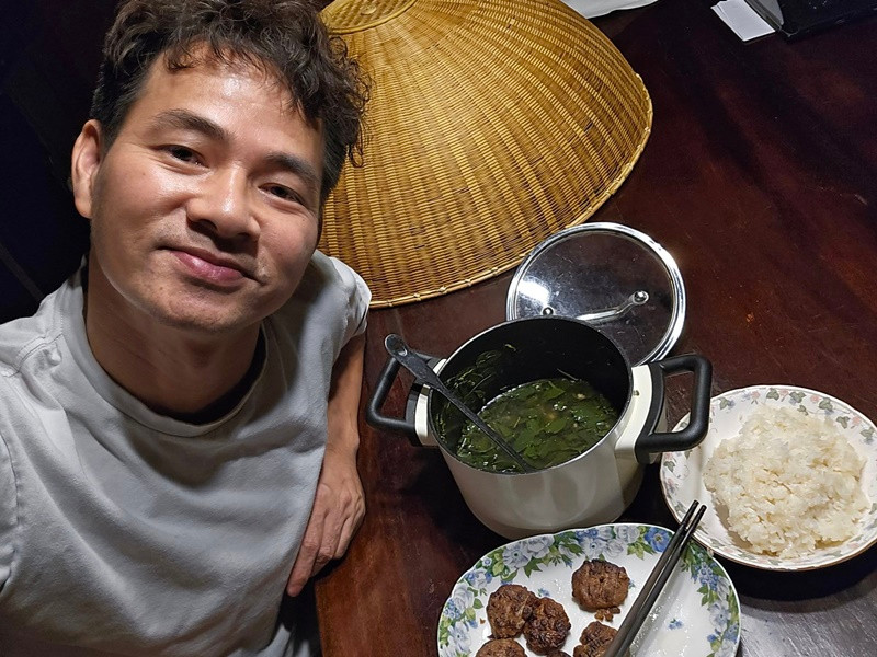 Nam danh hài vẫn giữ thói quen ăn uống đạm bạc dù đã nổi tiếng, giàu có. Ảnh: FB Xuân Bắc.