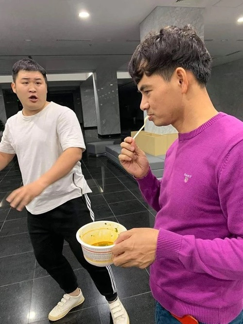 Xuân Bắc ăn vội mì tôm khi tập luyện Táo quân các năm trước. Gần đây, chia sẻ với Dân Việt, nghệ sĩ Chí Trung tiết lộ, NSND Xuân Bắc dù không tham gia Táo quân 2025 nhưng tối nào anh cũng qua "ăn chực" mì tôm với đồng nghiệp vì nhớ không khí vui vẻ của những ngày tập luyện cùng nhau. Ảnh: Znews.