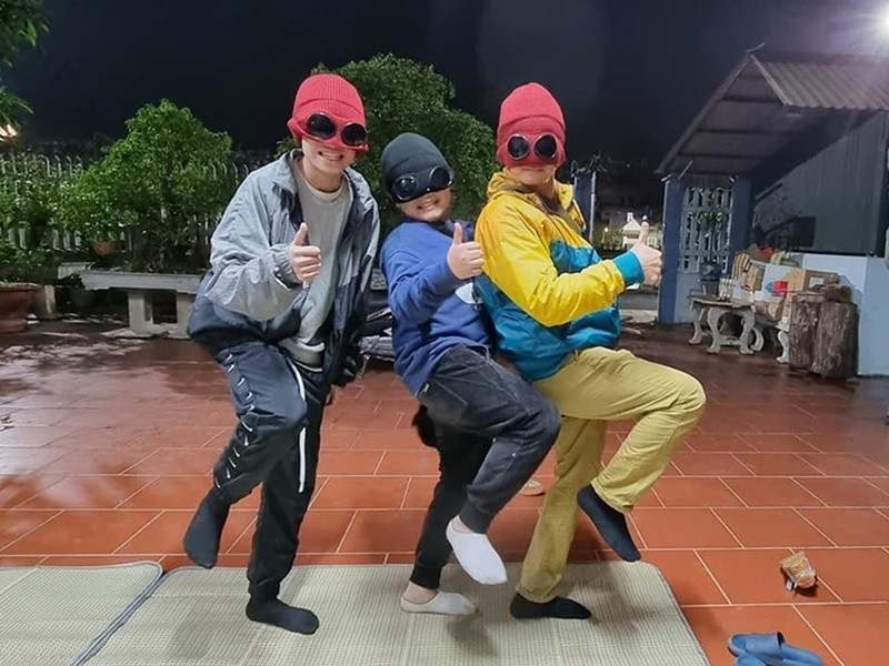 Xuân Bắc đeo mặt nạ chơi đùa cùng hai cậu con trai. Ảnh: FB Xuân Bắc.