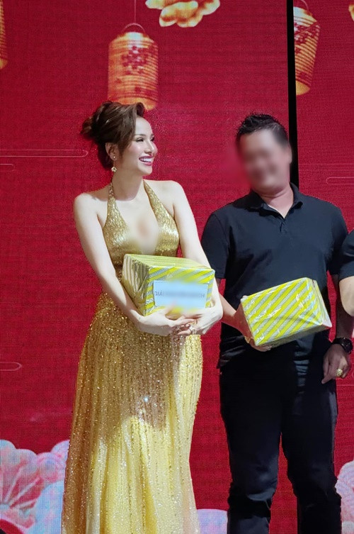 Nàng hậu định cư ở Canada vào năm 2023. Gần đây, Diễm Hương trở về nước. Chia sẻ trên Vietnamnet, người đẹp cho biết, ở Canada, cô mở dịch vụ phun xăm thẩm mỹ tại nhà nhưng công việc không như kỳ vọng.