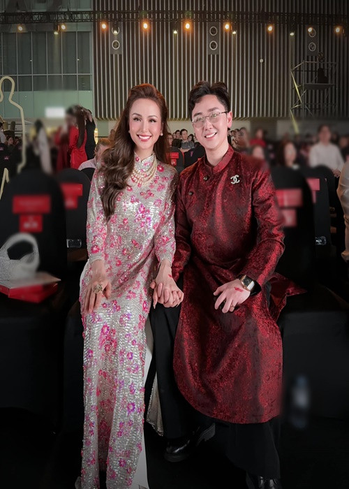 Vợ chồng Diễm Hương quen nhau 6 năm trước. Trong khi Thanh Duy yêu đơn phương, mỗi năm lấy can đảm một, hai lần vào bắt chuyện trên Facebook, Diễm Hương không để ý đến sự xuất hiện của chàng trai kém cô hai tuổi.