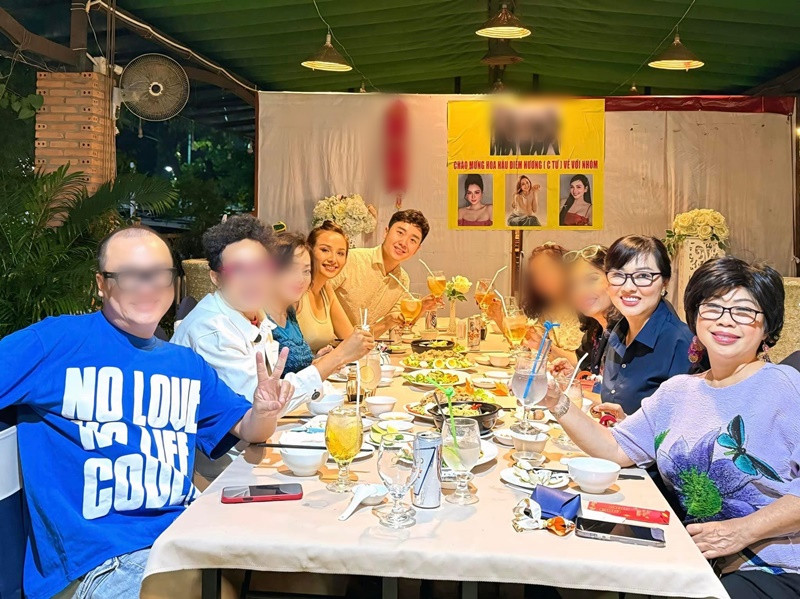 Về nước ăn Tết Nguyên đán 2025, Diễm Hương cùng chồng con gặp gỡ người thân, bạn bè.