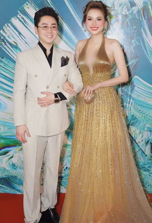 Tại sự kiện, Diễm Hương sánh đôi bên Thanh Duy. "Đi một mình quen rồi. Giờ hai người hơi lúng túng", cô viết.