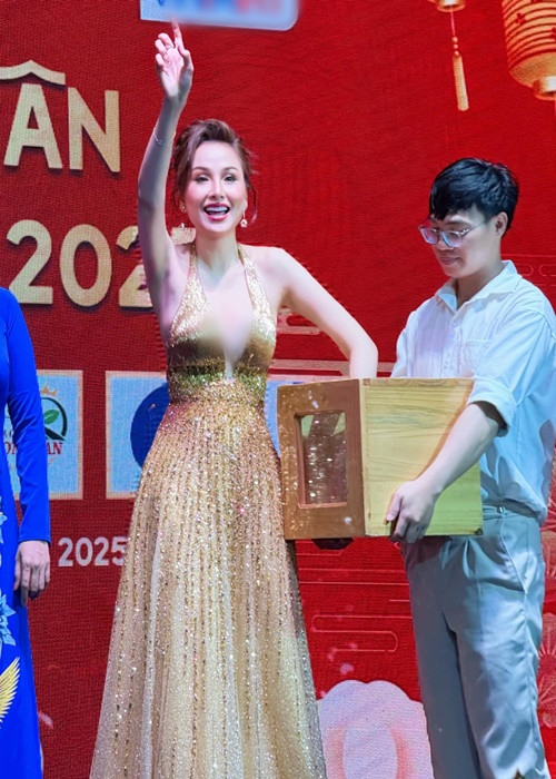 Diễm Hương mặc xẻ sâu khoe vòng một quyến rũ.