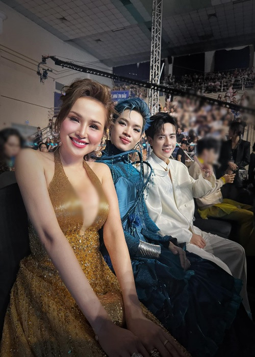 Mới đây, Hoa hậu Diễm Hương tham gia một sự kiện có Quang Hùng MasterD (áo trắng). "Đã đu idol thành công", Diễm Hương viết. Trước đó, nàng hậu cho biết, cô yêu thích Quang Hùng MasterD hơn một năm.