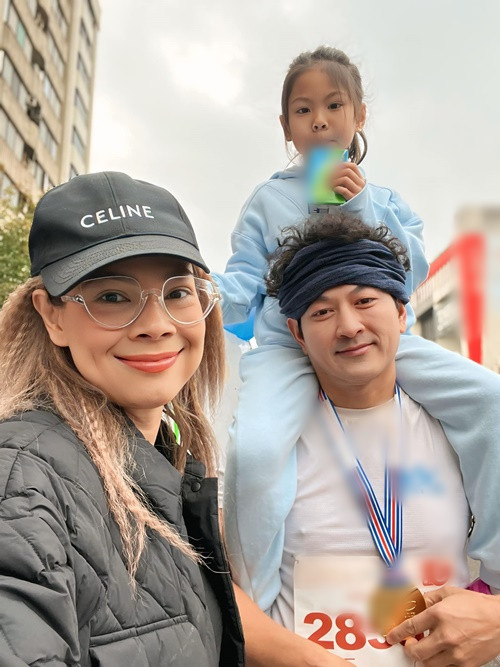 Thanh Thảo từng khoe doanh nhân Tom Han rất chiều chuộng con. "Sáng chồng nấu đồ ăn và đút con ăn, dạy con học, đưa con đi công viên chơi xong chồng đi làm... Chiều chồng đi làm về nấu cơm chiều, đút con ăn, hoặc cả nhà đi ăn tiệm. Tối chồng đọc sách cho con", Thanh Thảo cho hay. Ảnh: FB Thanh Thảo.