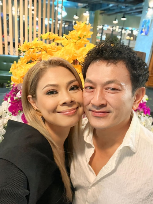 "Ảnh nói đừng khoe hình và video của ảnh lên mạng nữa, nhưng khổ cái là mỗi lần có hình của ảnh chụp chung là bài đăng nhảy like, nhảy view cứ như là đi mua like ý nên lâu lâu cũng phải đăng để tăng tương tác", Thanh Thảo hài hước viết. Ảnh: FB Thanh Thảo.