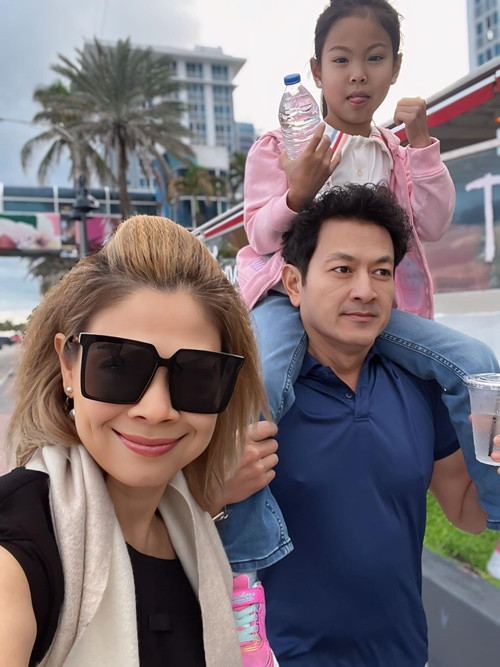 “Nhiều cô tung tin vậy để xáo trộn gia đình mình. Mình chẳng bao giờ trúng bẫy cả. Quan trọng là tin tưởng người bên cạnh tuyệt đối thì chả cô nào có cơ hội”, Thanh Thảo cho biết. Ảnh: FB Thanh Thảo.