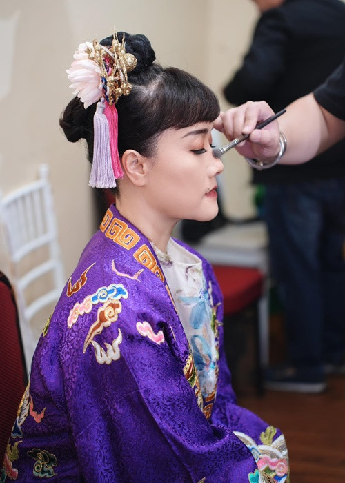 Trang phục của Vân Dung trong Táo quân 2025 mang tông màu tím. Ảnh: FB Vân Dung.