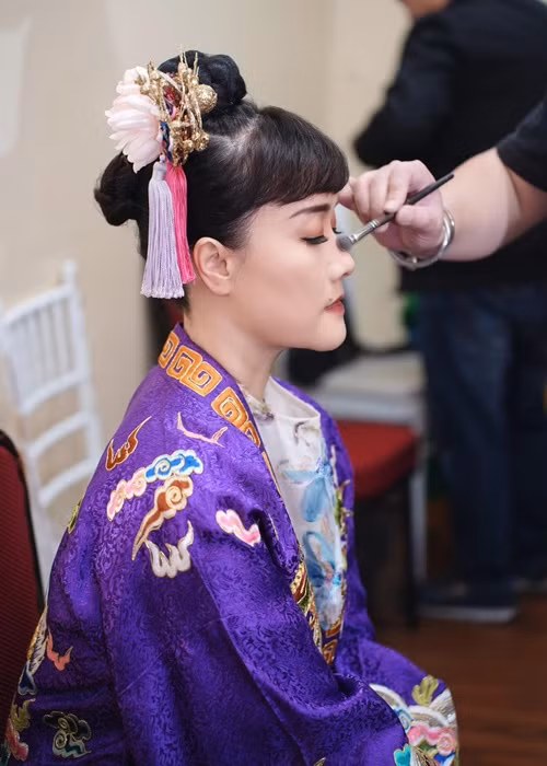 Trang phục của Vân Dung trong Táo quân 2025 mang tông màu tím. Ảnh: FB Vân Dung.