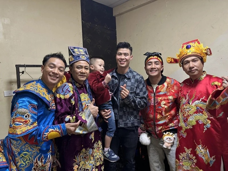 Duy Mạnh khoe ảnh bên các nghệ sĩ đóng Táo quân 2025. "Lần đầu tiên được gặp các Táo bằng xương bằng thịt", anh viết. Ảnh: Instagram Duy Mạnh.