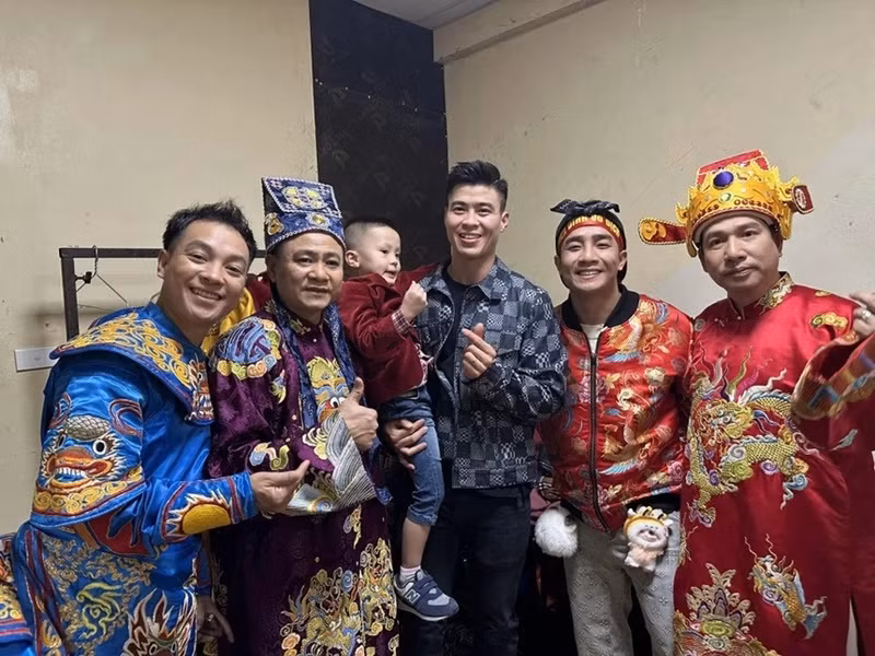 Duy Mạnh khoe ảnh bên các nghệ sĩ đóng Táo quân 2025. "Lần đầu tiên được gặp các Táo bằng xương bằng thịt", anh viết. Ảnh: Instagram Duy Mạnh.