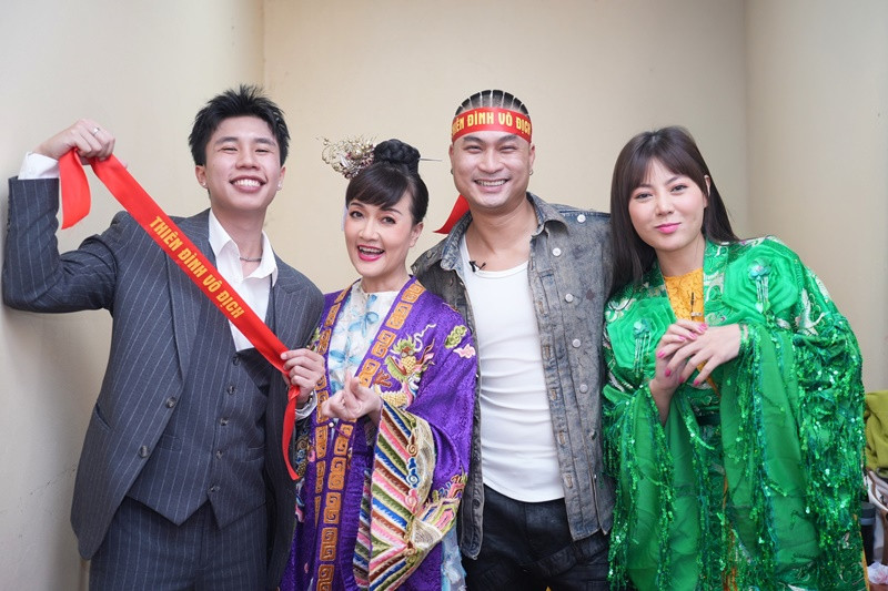 Vân Dung tươi tắn ở hậu trường ghi hình Táo quân 2025 bên Thanh Hương, Duy Hưng và Long Vũ. Cô hài hước viết: "Gia đình thiên đình lên hình! Mẹ Táo tự hào khoe con ruột, con trai, con dâu". Nhiều người tò mò Long Vũ (ngoài cùng bên trái) - con trai Vân Dung có đóng Táo quân 2025 hay không. Ảnh: FB Vân Dung.