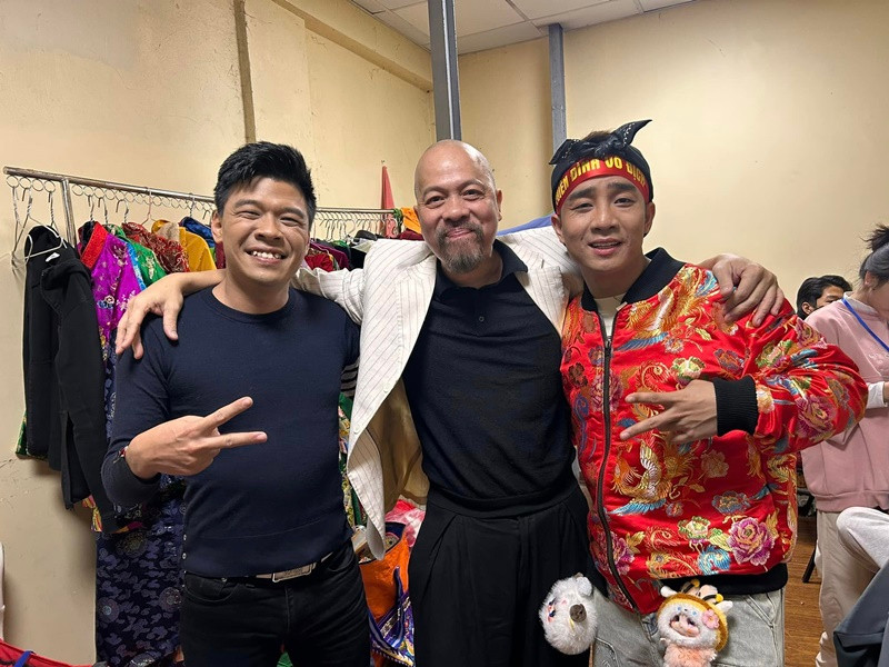 "Chờ ngày lên sóng đêm giao thừa ngắm trang phục mà bao lâu say sưa đêm ngày", nam thiết kế bày tỏ. Ảnh: FB Đức Hùng.