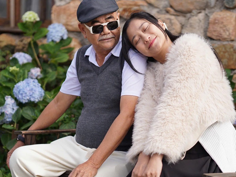 Trên mạng xã hội, cặp đôi lệch tuổi dành cho nhau nhiều lời ngọt ngào. Ảnh: Phụ Nữ Pháp Luật.