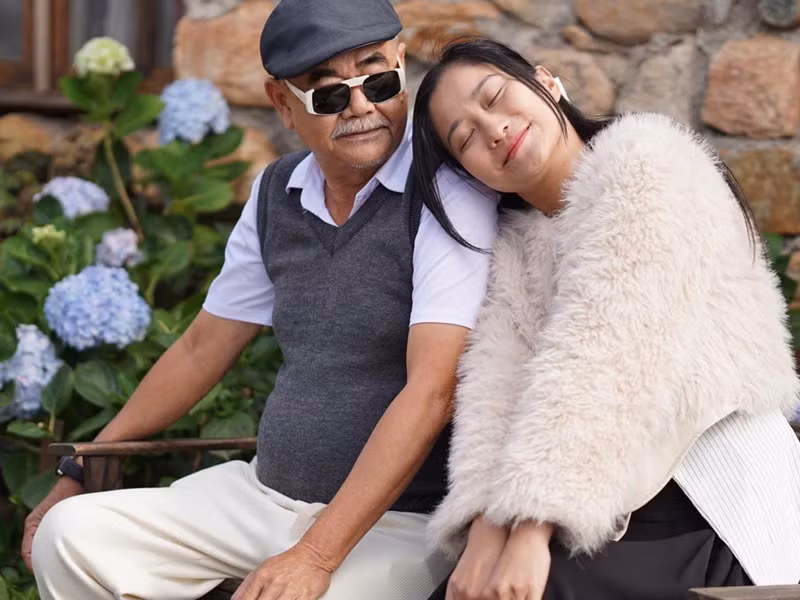 Trên mạng xã hội, cặp đôi lệch tuổi dành cho nhau nhiều lời ngọt ngào. Ảnh: Phụ Nữ Pháp Luật.