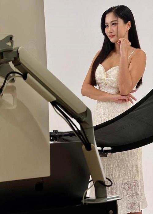 Bạn gái NSND Việt Anh chăm mặc gợi cảm khoe vòng một sau khi "dao kéo". Ảnh: FB Chân Chân.