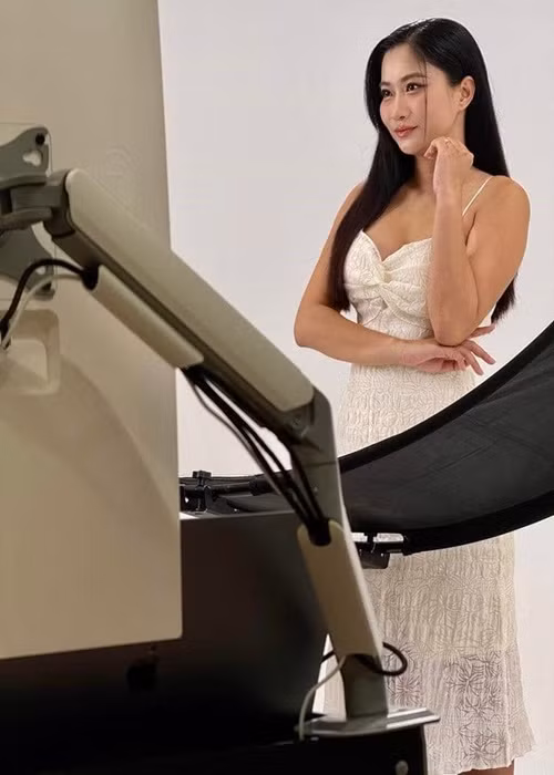 Bạn gái NSND Việt Anh chăm mặc gợi cảm khoe vòng một sau khi "dao kéo". Ảnh: FB Chân Chân.