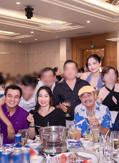 Nghệ sĩ Việt Anh và bạn gái công khai chuyện tình cảm cách đây không lâu. Ảnh: FB Chân Chân.