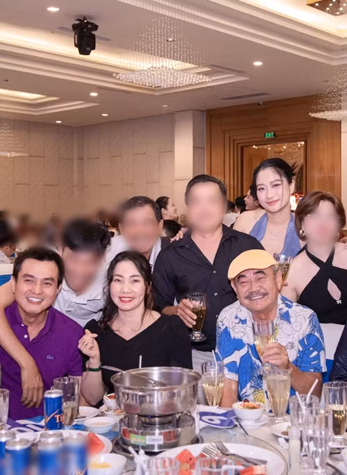 Nghệ sĩ Việt Anh và bạn gái công khai chuyện tình cảm cách đây không lâu. Ảnh: FB Chân Chân.