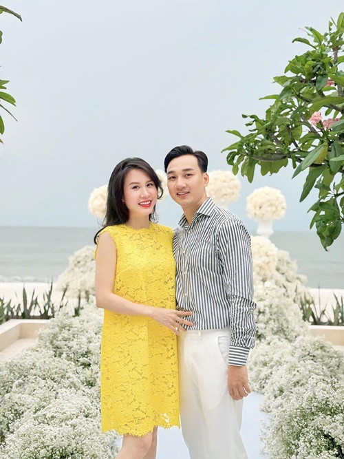 Mỗi dịp lễ Tết hay kỷ niệm, Thành Trung tặng Ngọc Hương những món quà đồ hiệu đắt tiền hoặc đưa vợ đi du lịch, ăn uống.