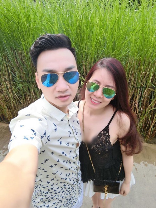  MC Thành Trung và Ngọc Hương quen nhau trong một chuyến bay khi nam MC là hành khách còn Ngọc Hương là tiếp viên hàng không. Được Thành Trung xin số điện thoại, Ngọc Hương đồng ý bởi muốn xin vé xem Táo quân vào cuối năm.