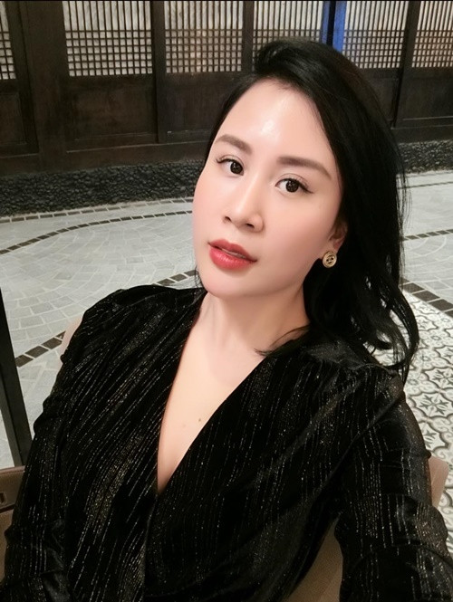 Chia sẻ về chồng trên Phụ Nữ Việt Nam, Ngọc Hương cho biết, Thành Trung hay viết những lời ngọt ngào còn cô thì hiếm khi nói lời tình cảm với anh.